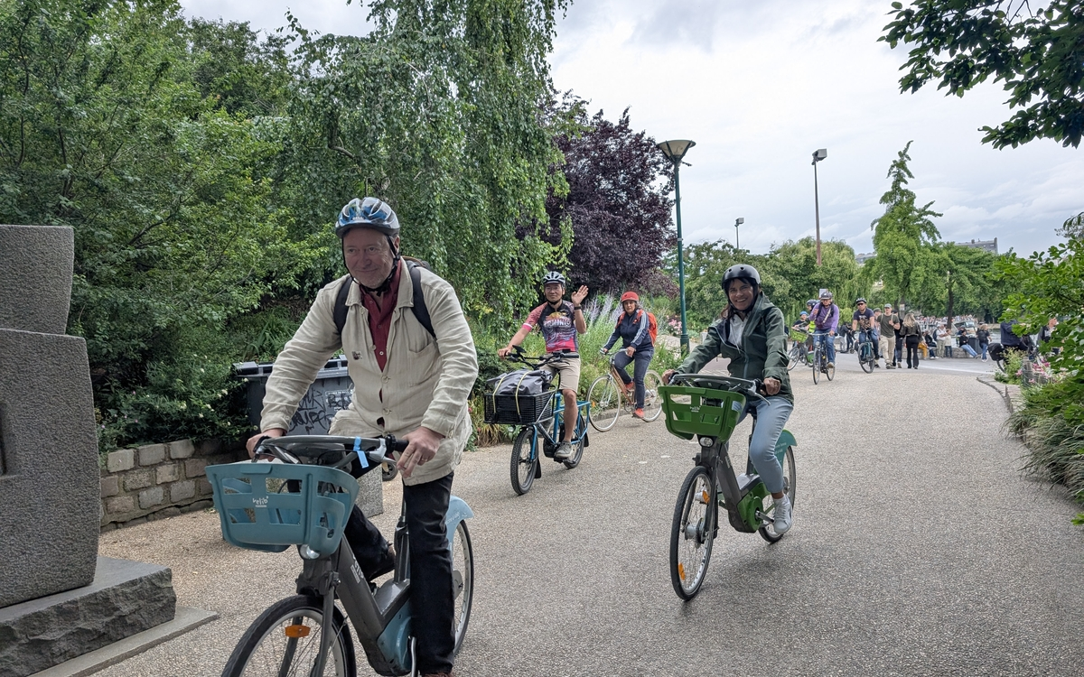 Groupe à vélo sur les bords de Seine