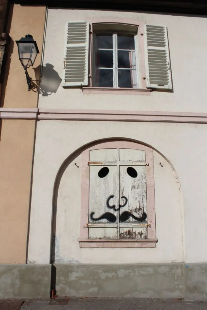 Une belle moustache rue Corberon à Colmar