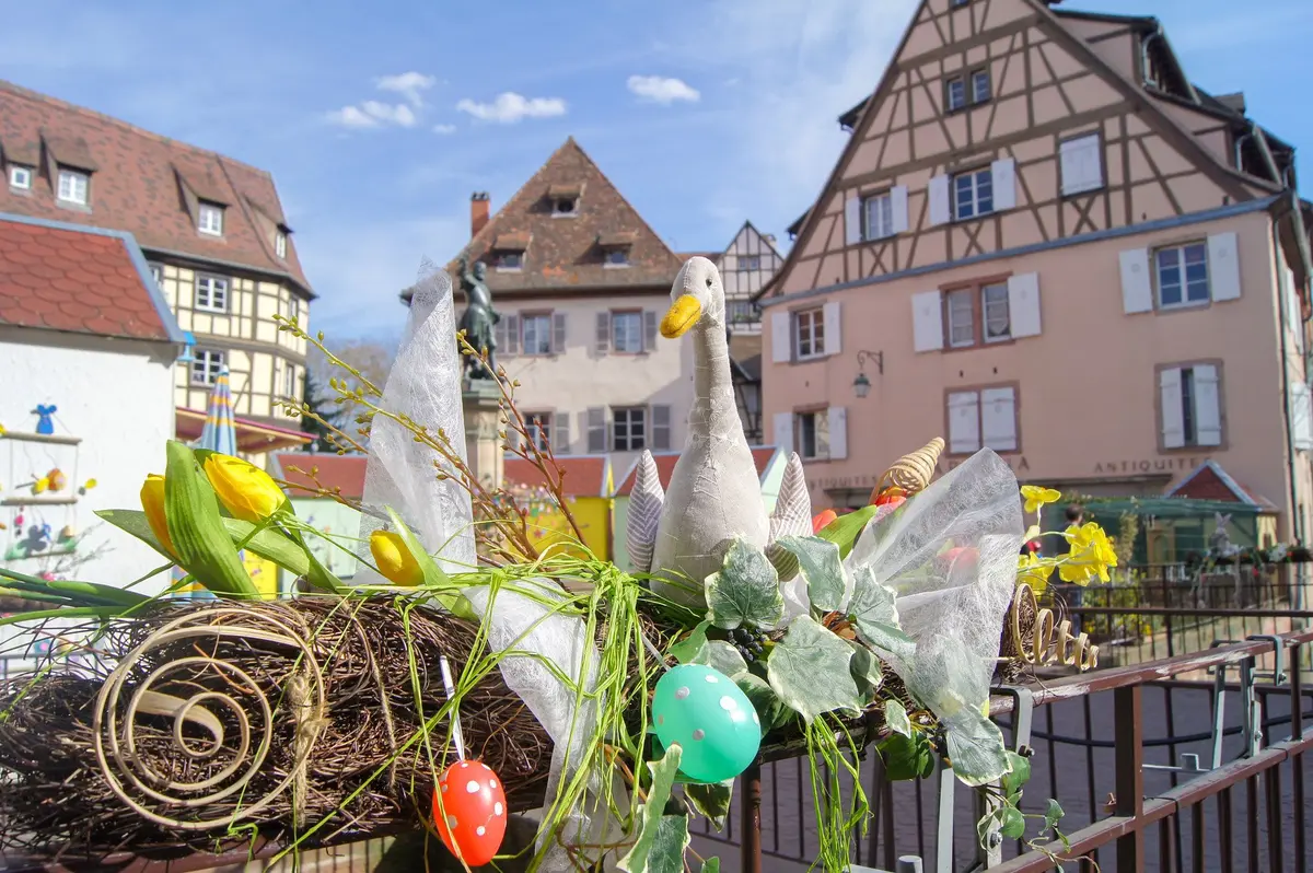 Les décorations printanières fleurissent à Colmar