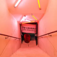 Comme son nom l'indique, le Caveau se trouve sous le Café littéraire de Saint-Louis &copy; Julien Hoffschir