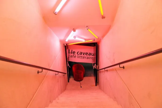 Comme son nom l'indique, le Caveau se trouve sous le Café littéraire de Saint-Louis