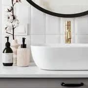 Comment créer une salle de bain élégante et confortable? Guide des accessoires