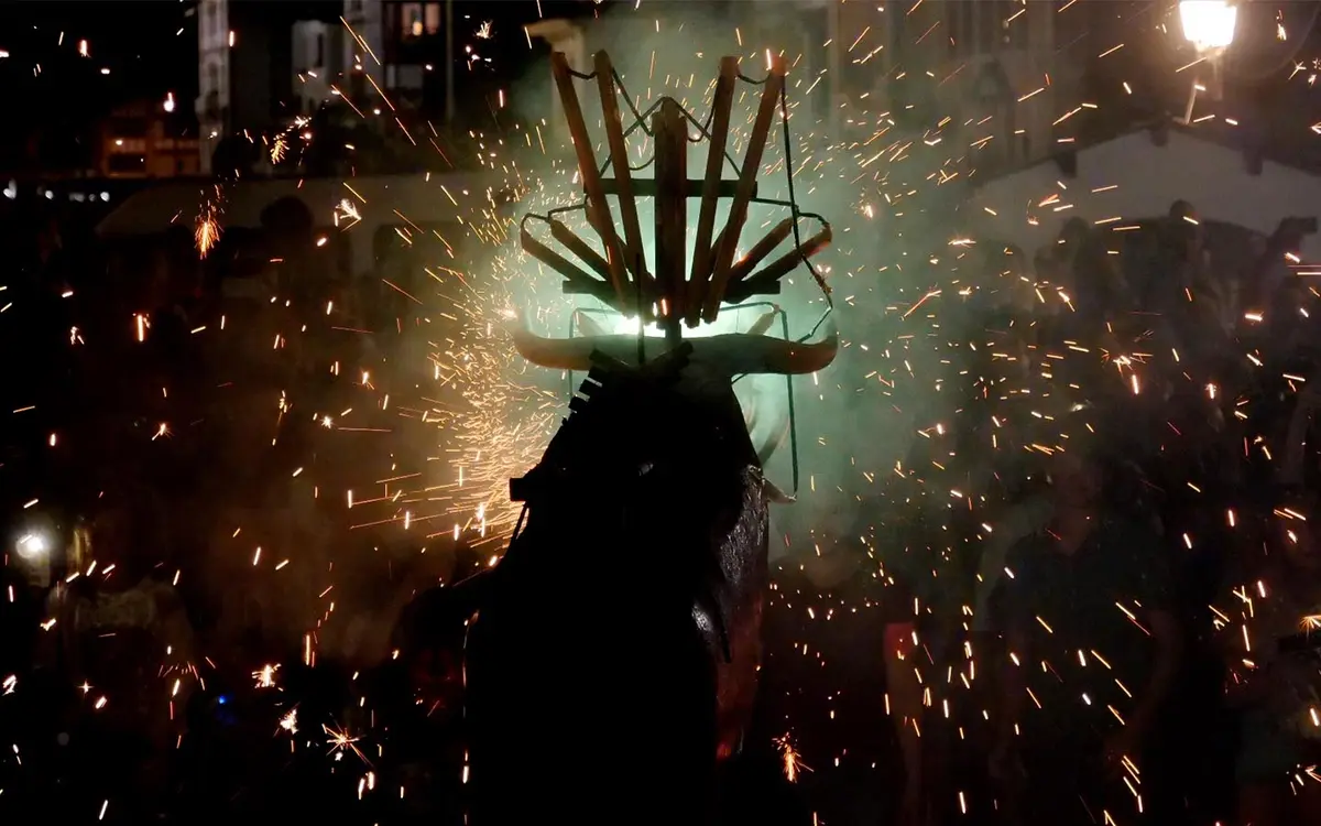 Concert d'Alaiak (choeur d'hommes basque) - Toro de Fuego et bataille de confettis