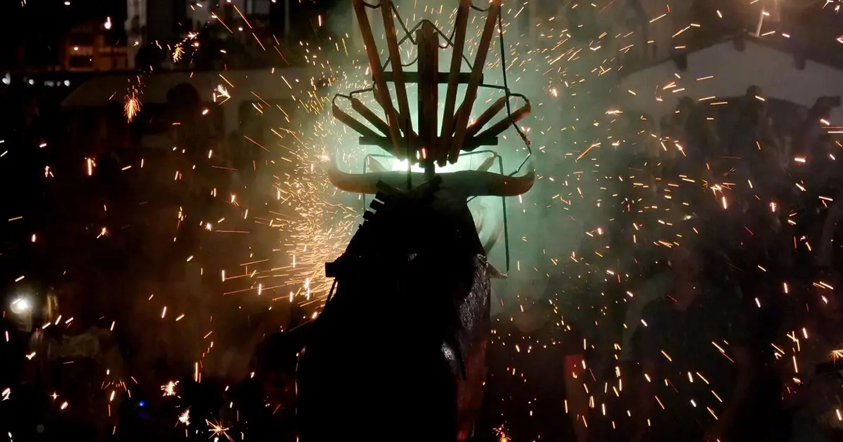 Concert d'Alaiak (choeur d'hommes basque) - Toro de Fuego et bataille de confettis