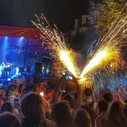 Concert d'Alaiak (choeur d'hommes basque) - Toro de Fuego et bataille de confettis