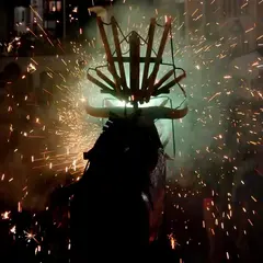 Concert d'Alaiak (choeur d'hommes basque) - Toro de Fuego et bataille de confettis