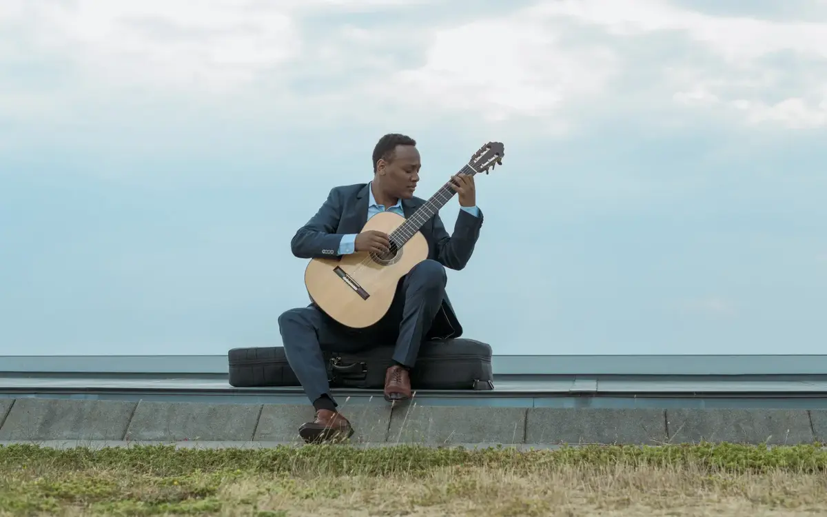 Le guitariste Raphaël Feuillâtre devant la mer