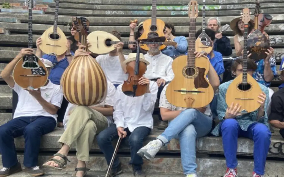 Ensemble de musique grecque à la Coco cantine
