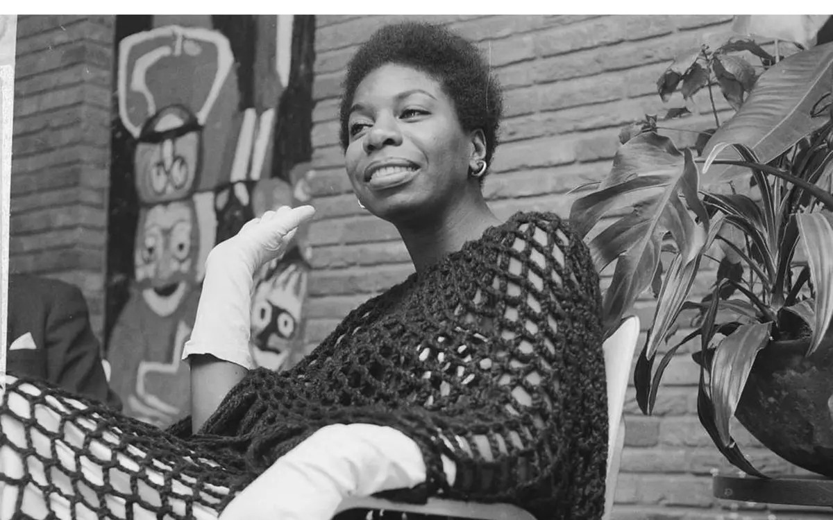 Nina Simone assise et souriante