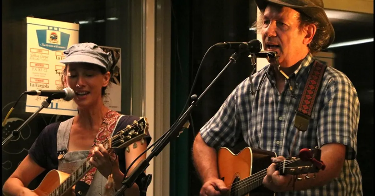 Concert live avec le duo Hoboes au Restaurant Com.D.Roy