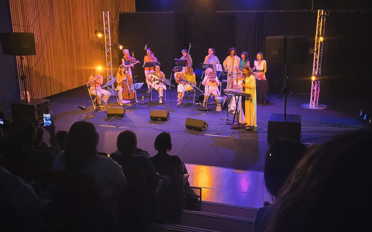 L'orchestre amateur de Musique Ensemble Astre d'Orient en concert à la MJC Les Hauts de Belleville, printemps 2025.