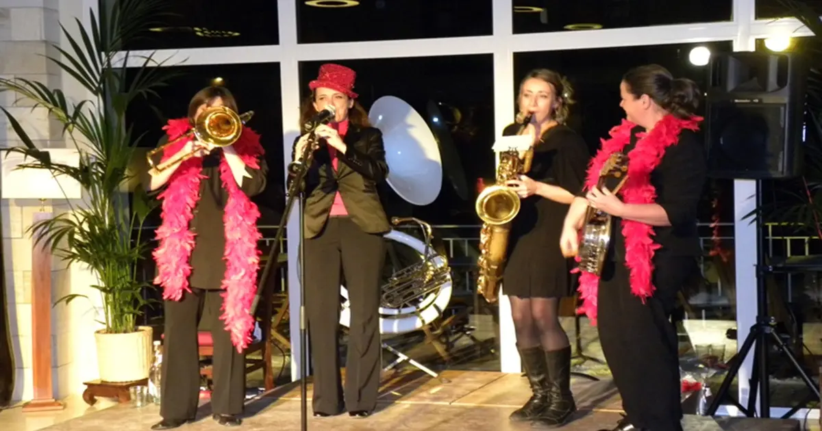 Concert Swing Ladies
