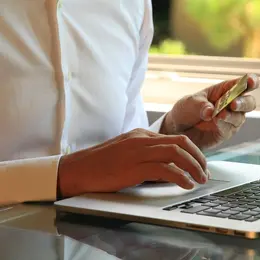 Concerts, restos, voyages : comment la carte prépayée Transcash simplifie vos sorties et sécurise vos achats en ligne
