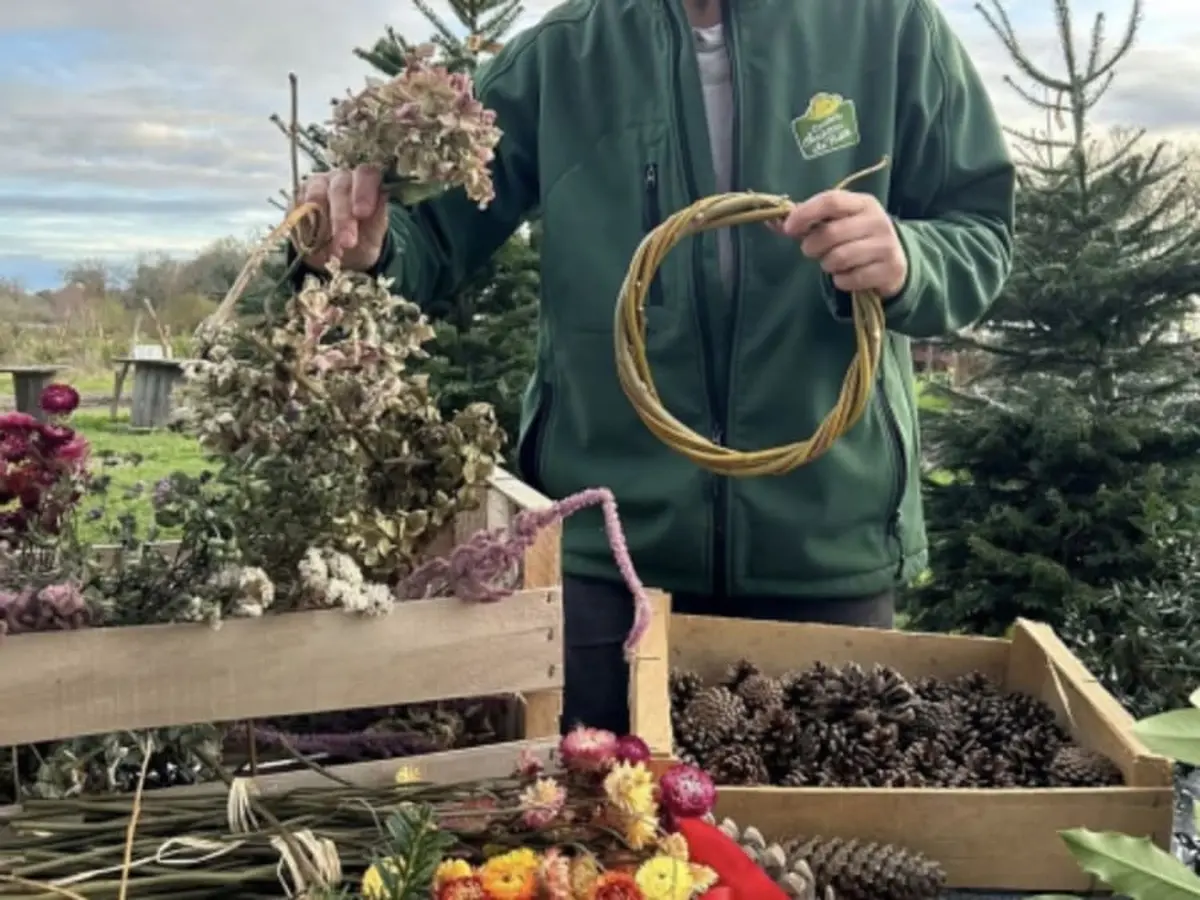 Confection de couronnes de Noël au naturel à Montardon (64)