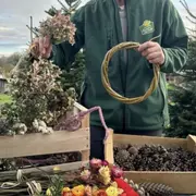 Confection de couronnes de Noël au naturel à Montardon (64)