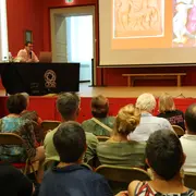 Conférence au MUDO -  Bidule du mois : qu'est-ce qui couve sous la galerie de l'Evêque ? 