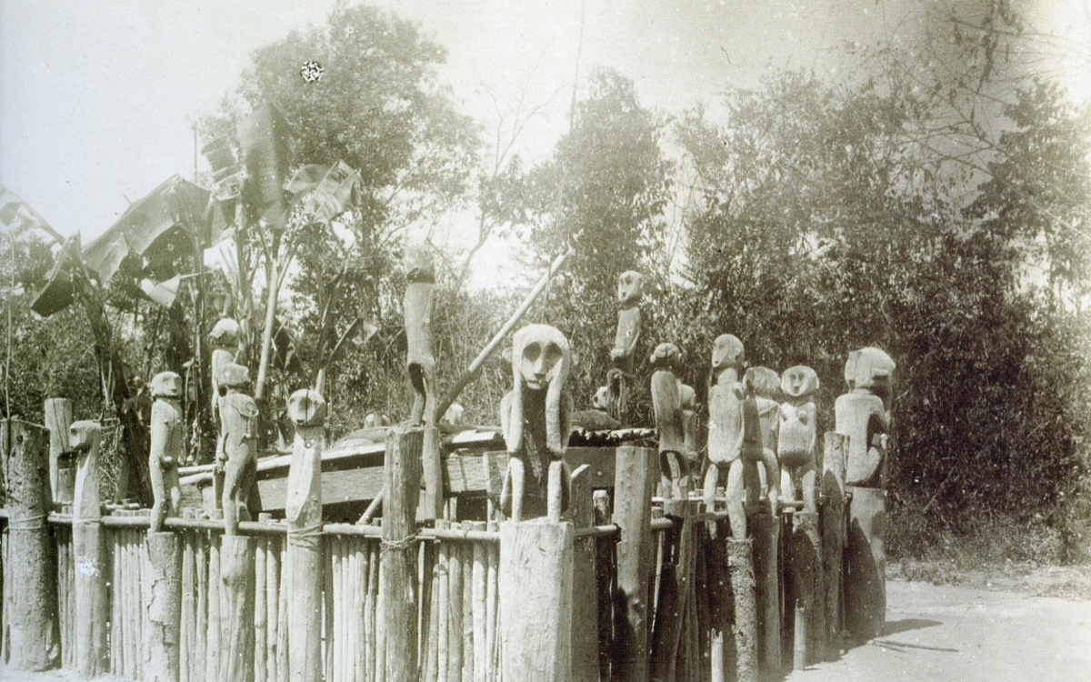 Convergences ; la statuaire funéraire, des Sakalava de Madagascar aux Montagnards d’Indochine