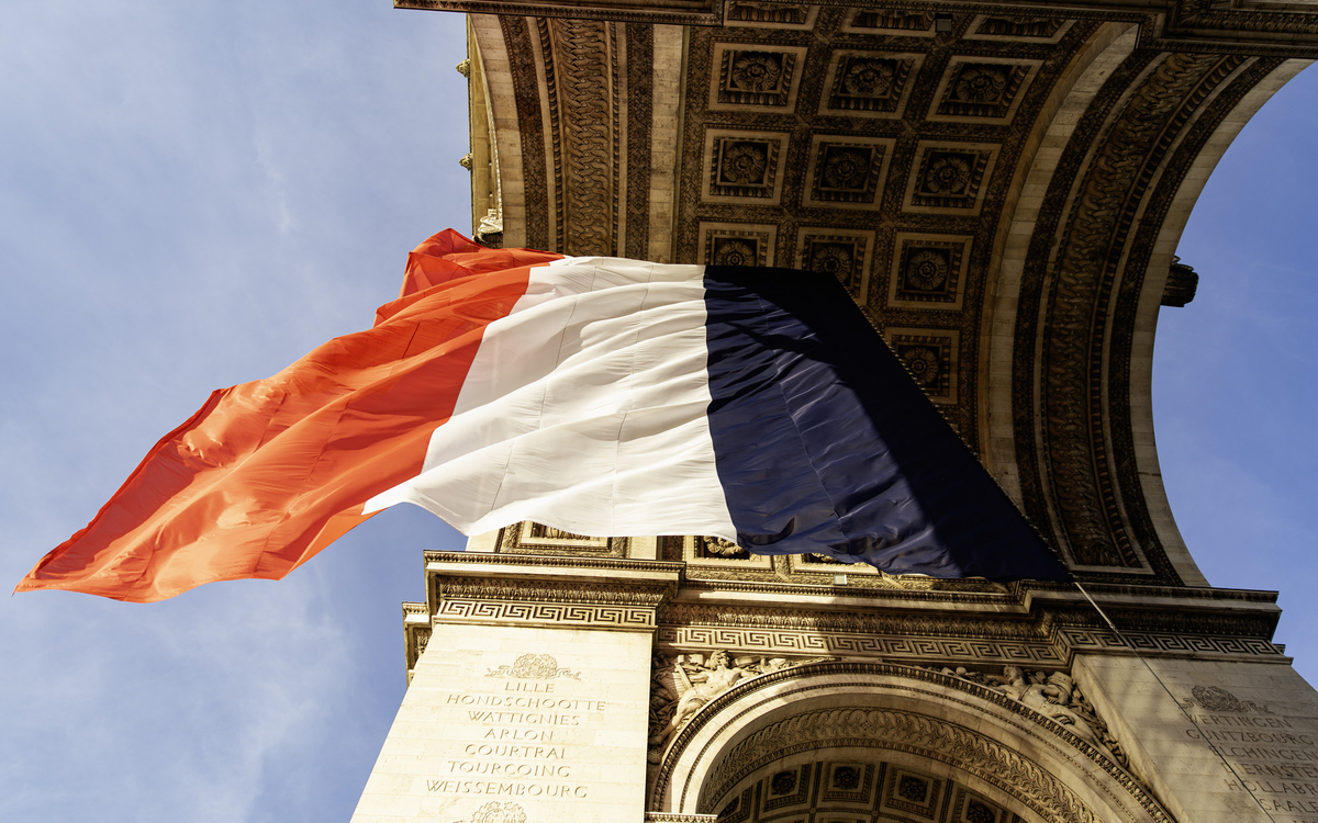 Bleu, blanc, rouge : le drapeau flotte sous l'Arc de Triomphe