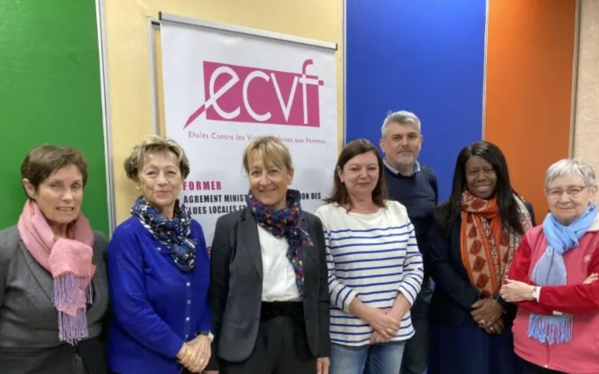 De gauche à droite : Geneviève COURAUD (Présidente d'honneur), Maud OLIVIER (Présidente d'honneur), Michèle VITRAC (Présidente de l'association), Nathalie TESSIER (Présidente d'honneur), Dominique RAMUSCELLO (Secrétaire Général), Dieynaba DIOP, Michèle LOUP (Présidente d'honneur)