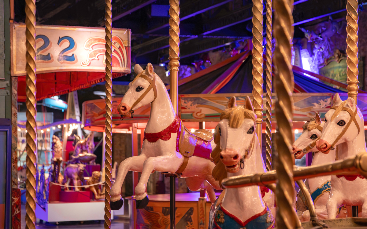 Manège de chevaux de bois des Pavillons de Bercy