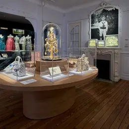 Conférence-visite : Christian Dior, à la recherche des couleurs de l'enfance