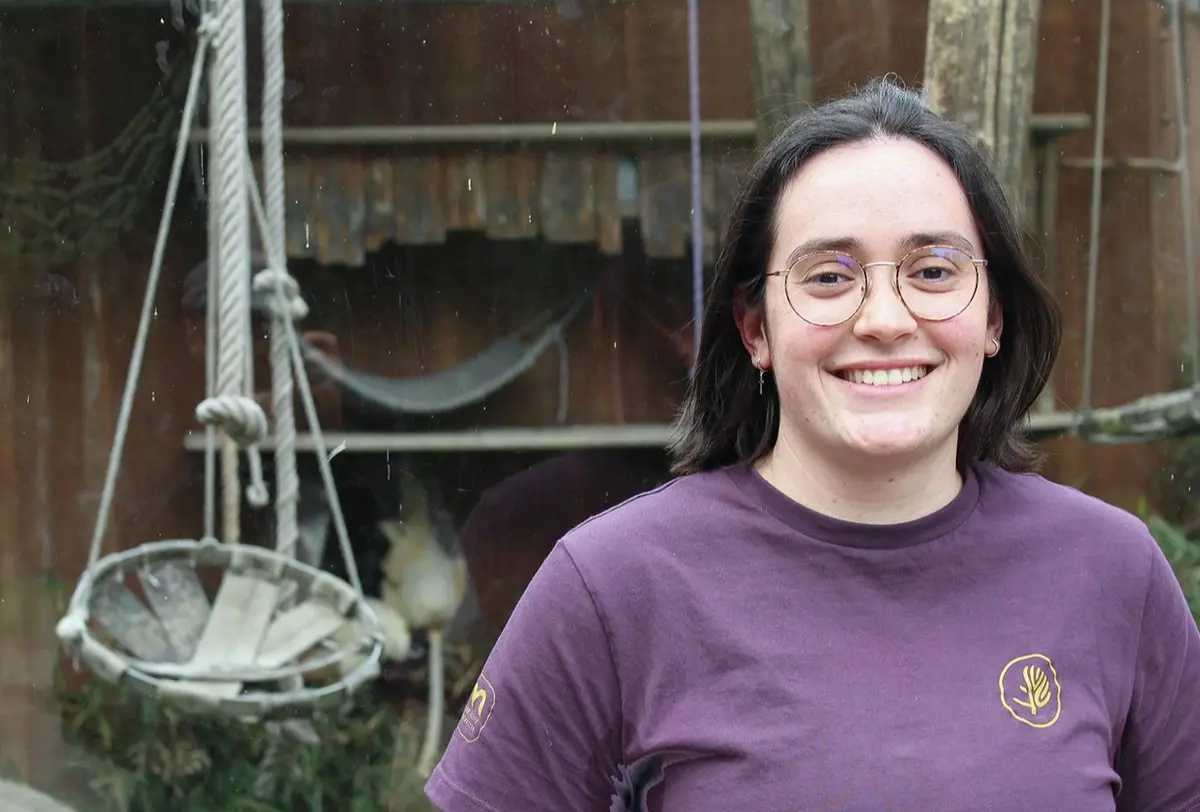 Mélanie, soigneuse au secteur des lémuriens