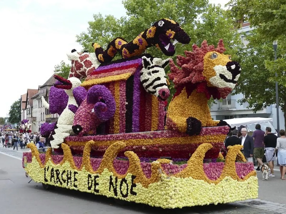 Le cortège du Corso Fleuri et ses chars décorés 