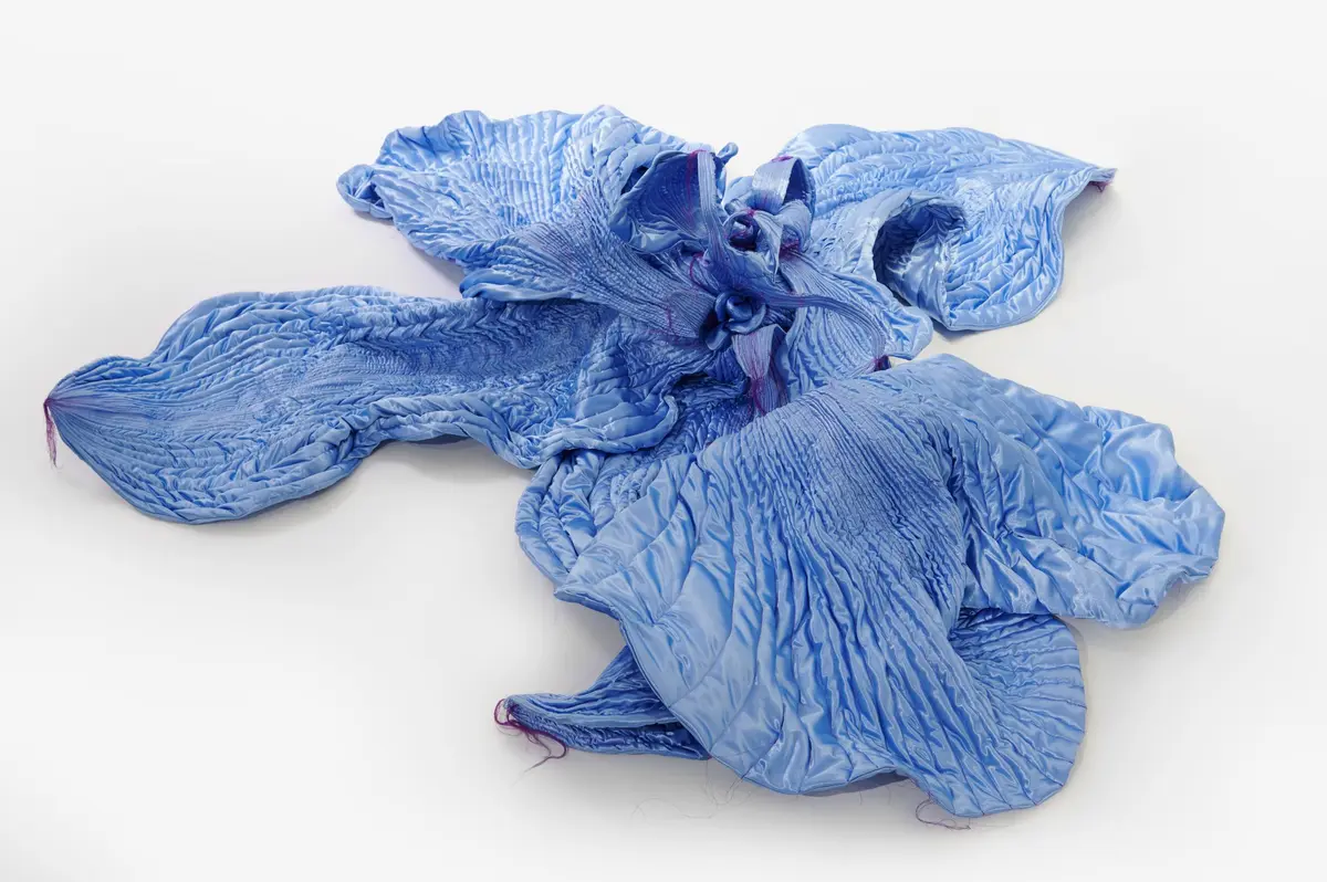 WOO Hannah réinvente le corps
féminin à travers le tissu.