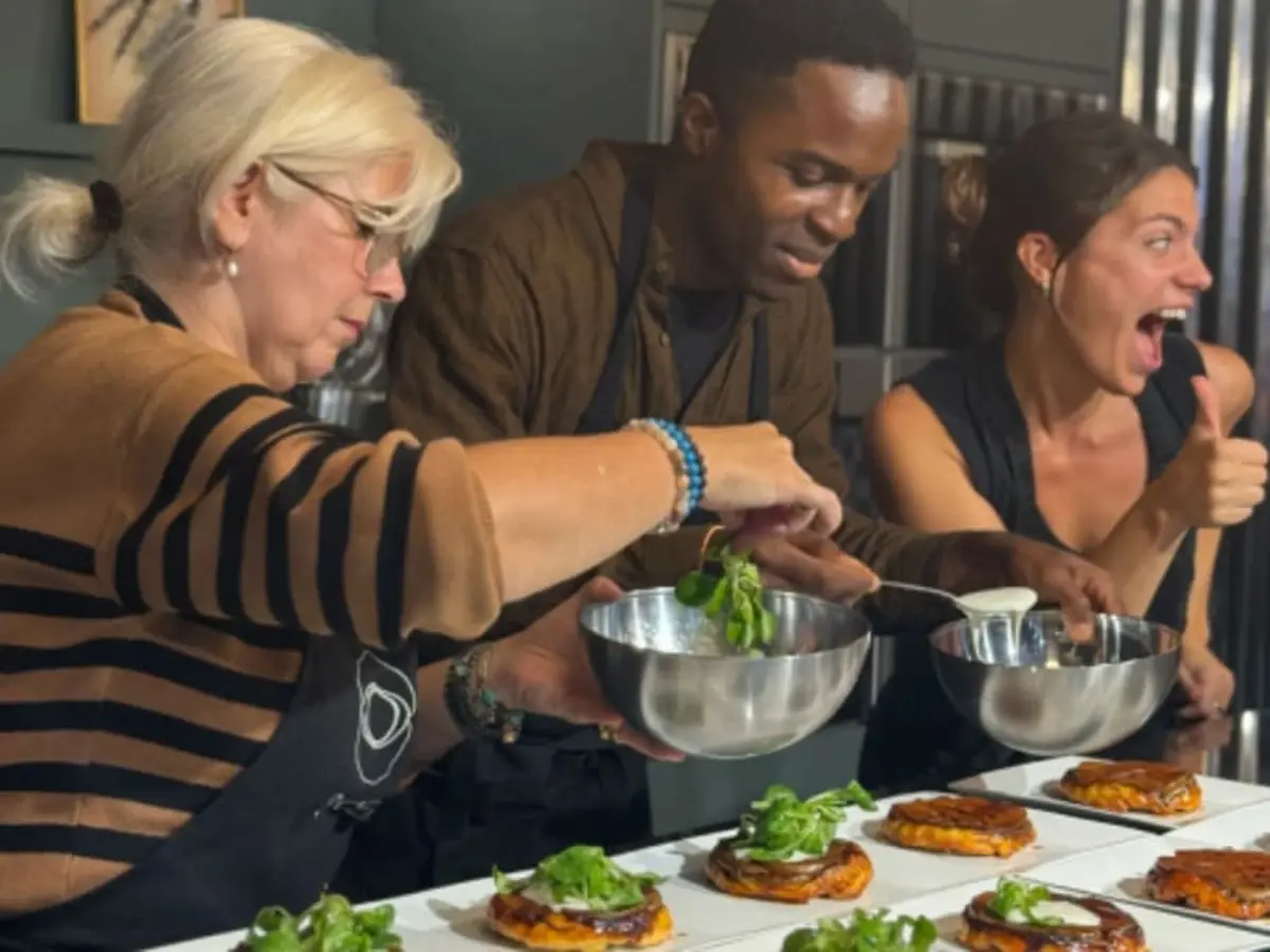 Cours de cuisine avec un chef & repas dans une galerie à Paris