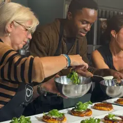 Cours de cuisine avec un chef & repas dans une galerie à Paris