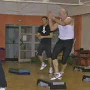 Match : Cours de fitness avec prof vs. Cours de fitness devant l’écran ?