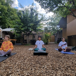 Cours de yoga Vinyasa au Jardin21 du mois d'Aout