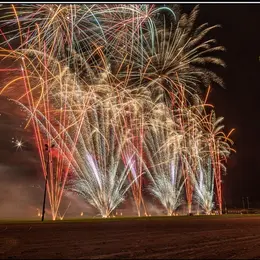 Course hippique et feu d'artifice