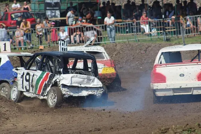 Les tonneaux et les bousculades font partis du spectacle des stock cars