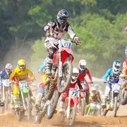 Course sur prairie de motocross et quad