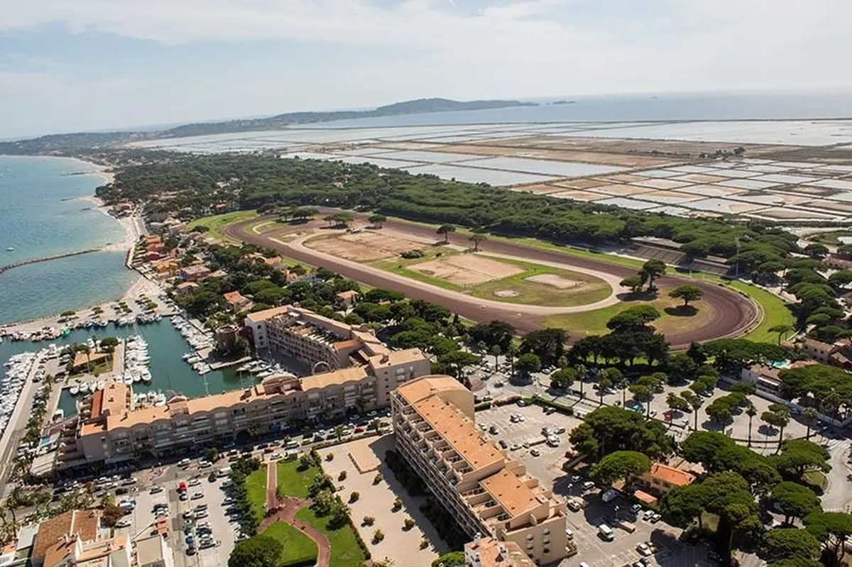 Courses hippiques à l'Hippodrome de la plage de Hyères