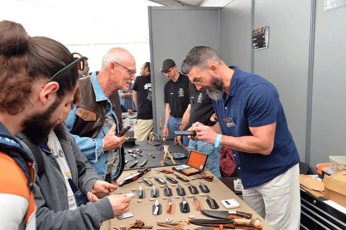Près de 300 exposants venus de 23 pays se rassemblent chaque année pour partager leur passion de la coutellerie. 