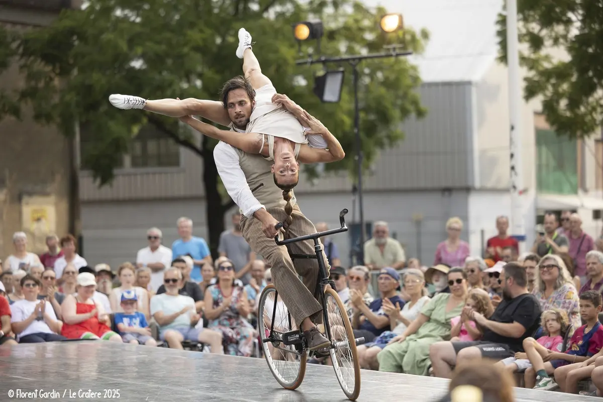 Musique, rire, théâtre et acrobaties, personne ne s'ennuie quand Cratère Surfaces investit la ville ! 