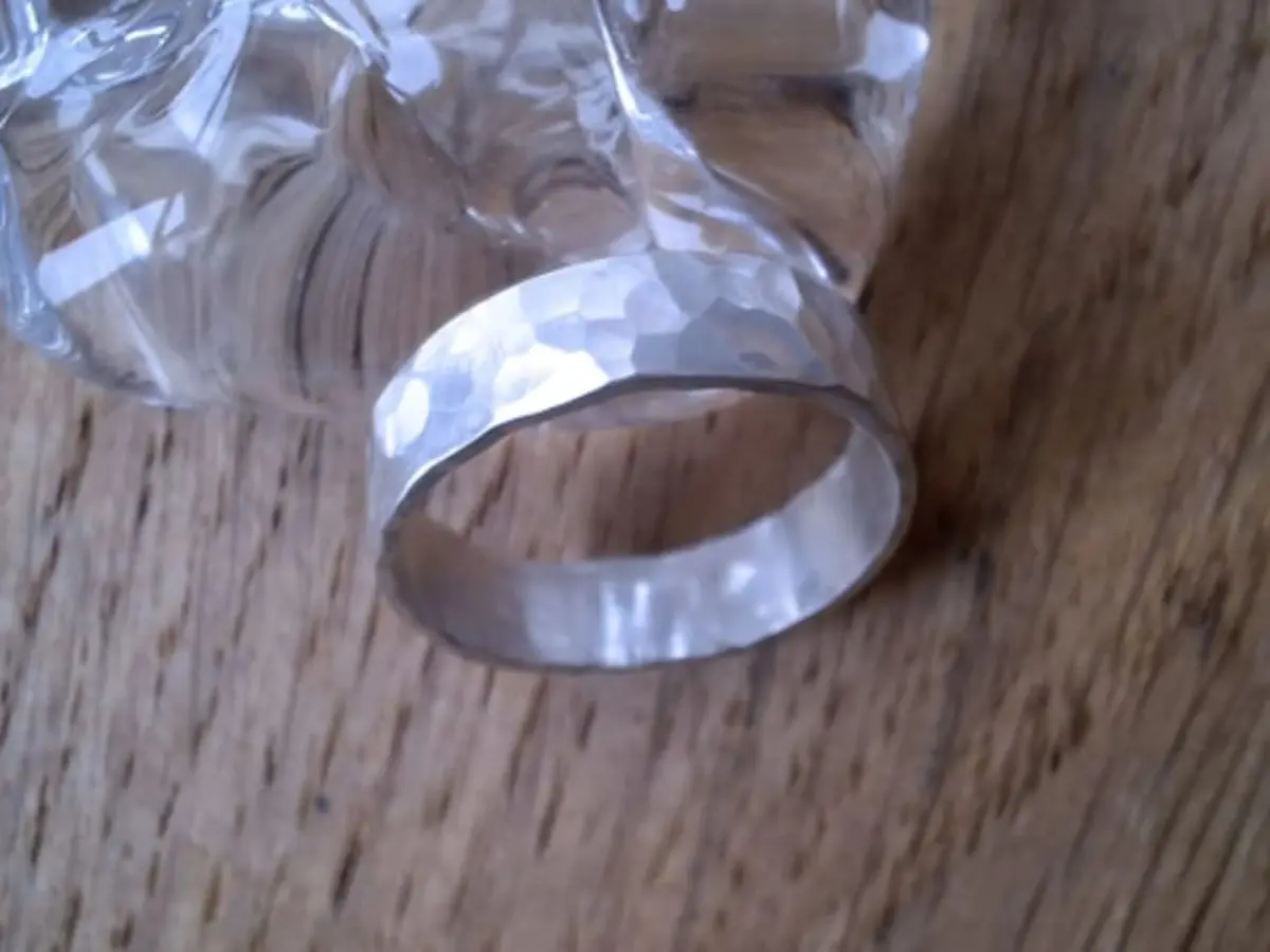 Creation d'un anneau martelé en argent de réemploi à Rezé (44)