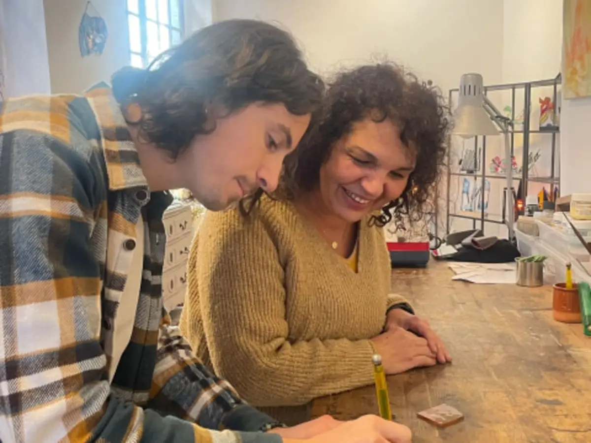 Cr&eacute;ation d'un porte-smartphone en vitrail Tiffany &agrave; Bayonne (64)