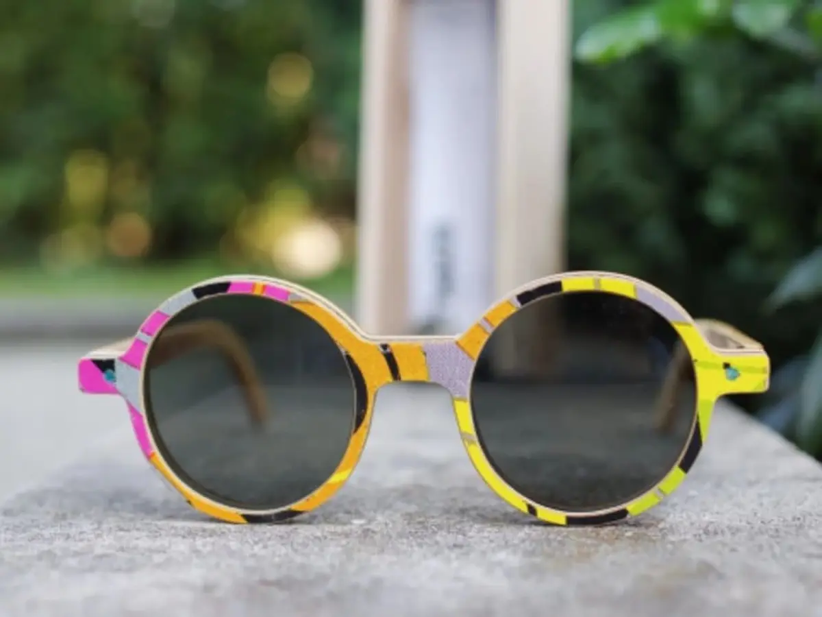 Création de lunettes en skateboard recyclé à Seichamps (54)