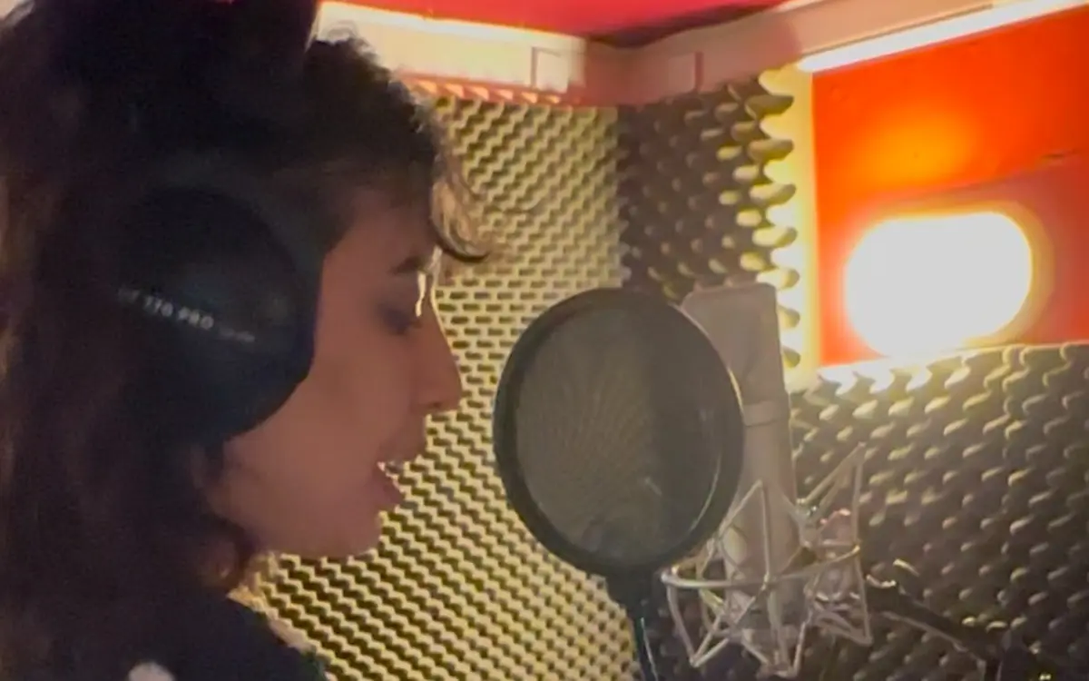 Femme chantant en studio d'enregistrement DMT Studios Paris