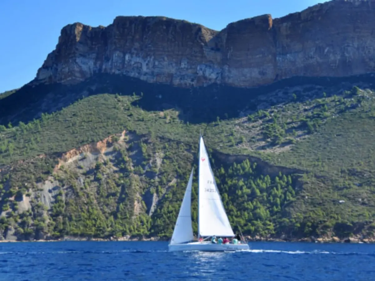 Croisi&egrave;re &agrave; la voile dans les calanques du Frioul &agrave; Marseille