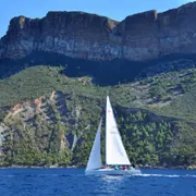 Croisière à la voile dans les calanques du Frioul à Marseille