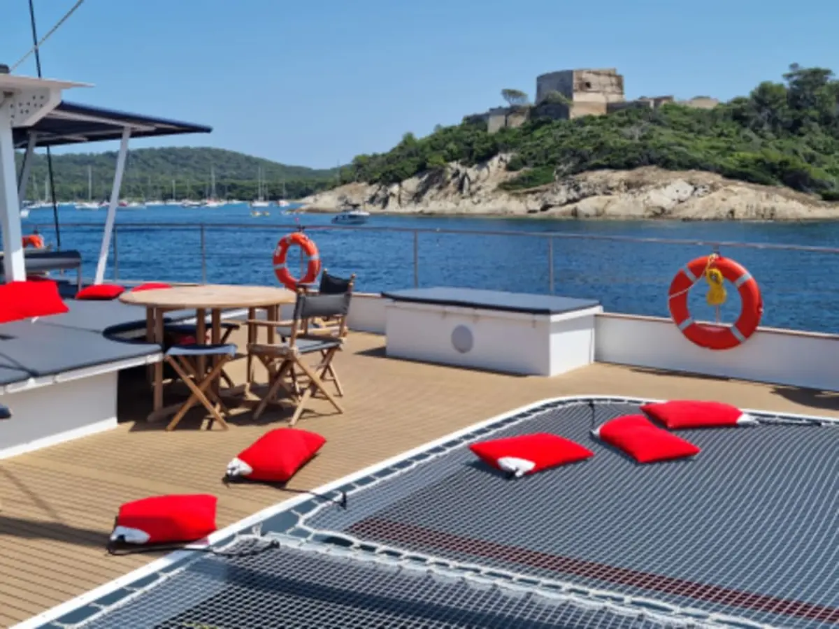 Croisière commentée en catamaran le long du littoral hyèrois