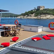 Croisière commentée en catamaran le long du littoral hyèrois