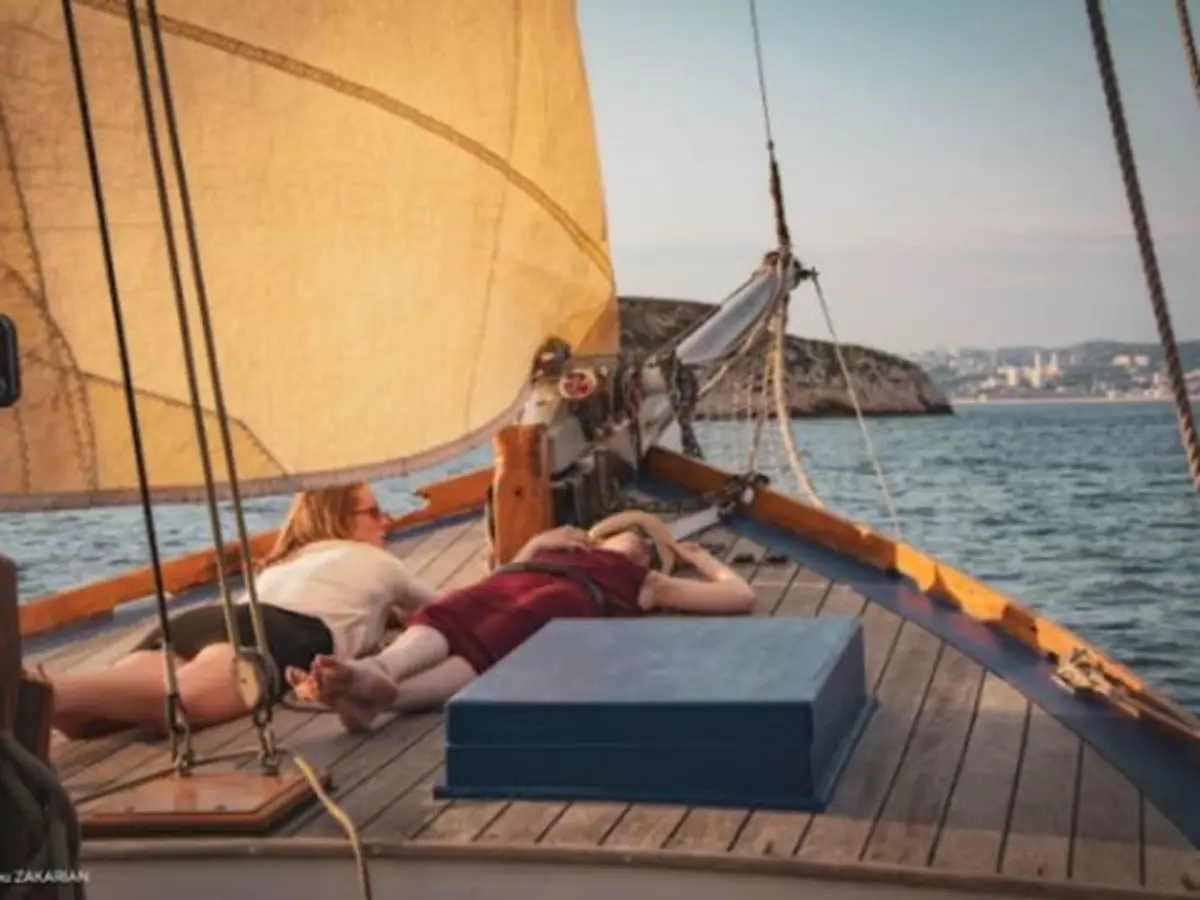 Croisi&egrave;re coucher de soleil dans les calanques de Marseille (13)