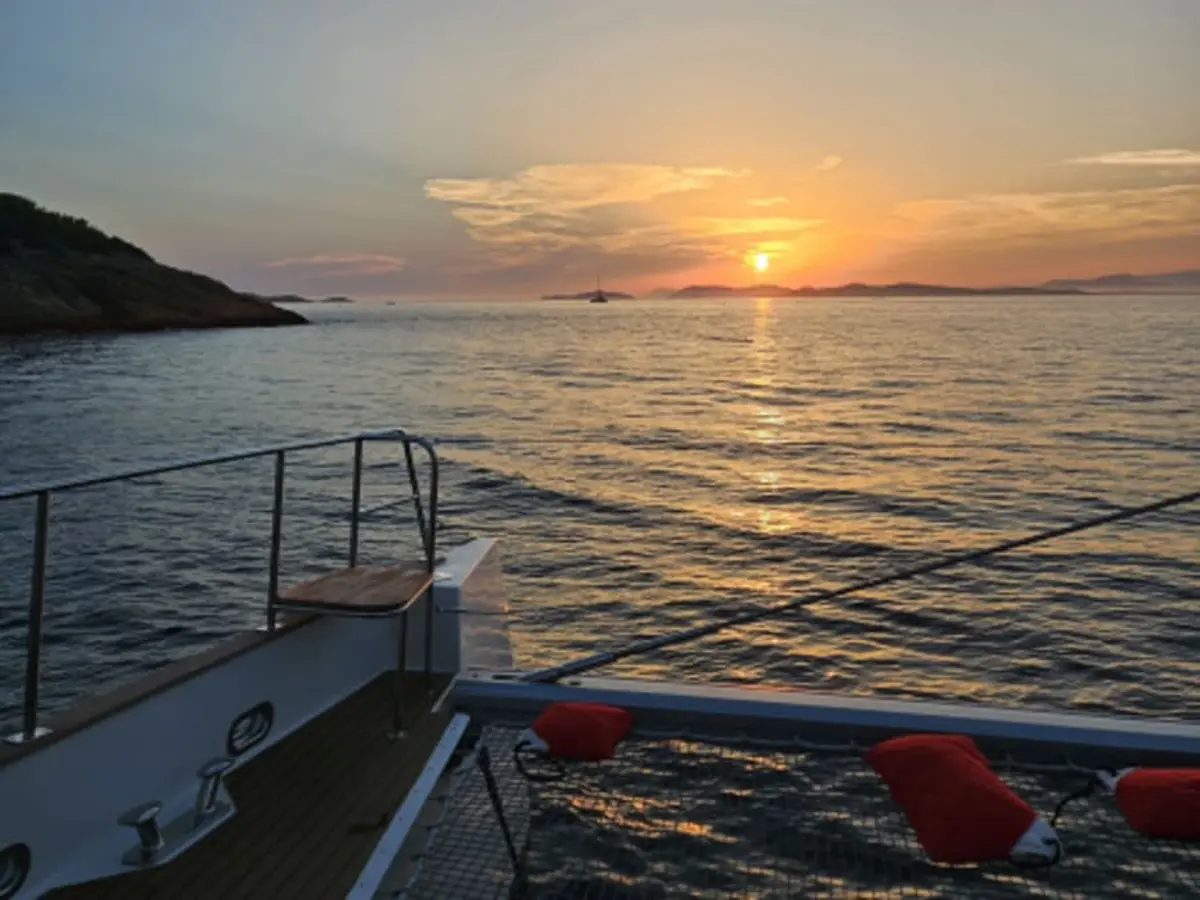 Croisière coucher de soleil en catamaran depuis Hyères (83)