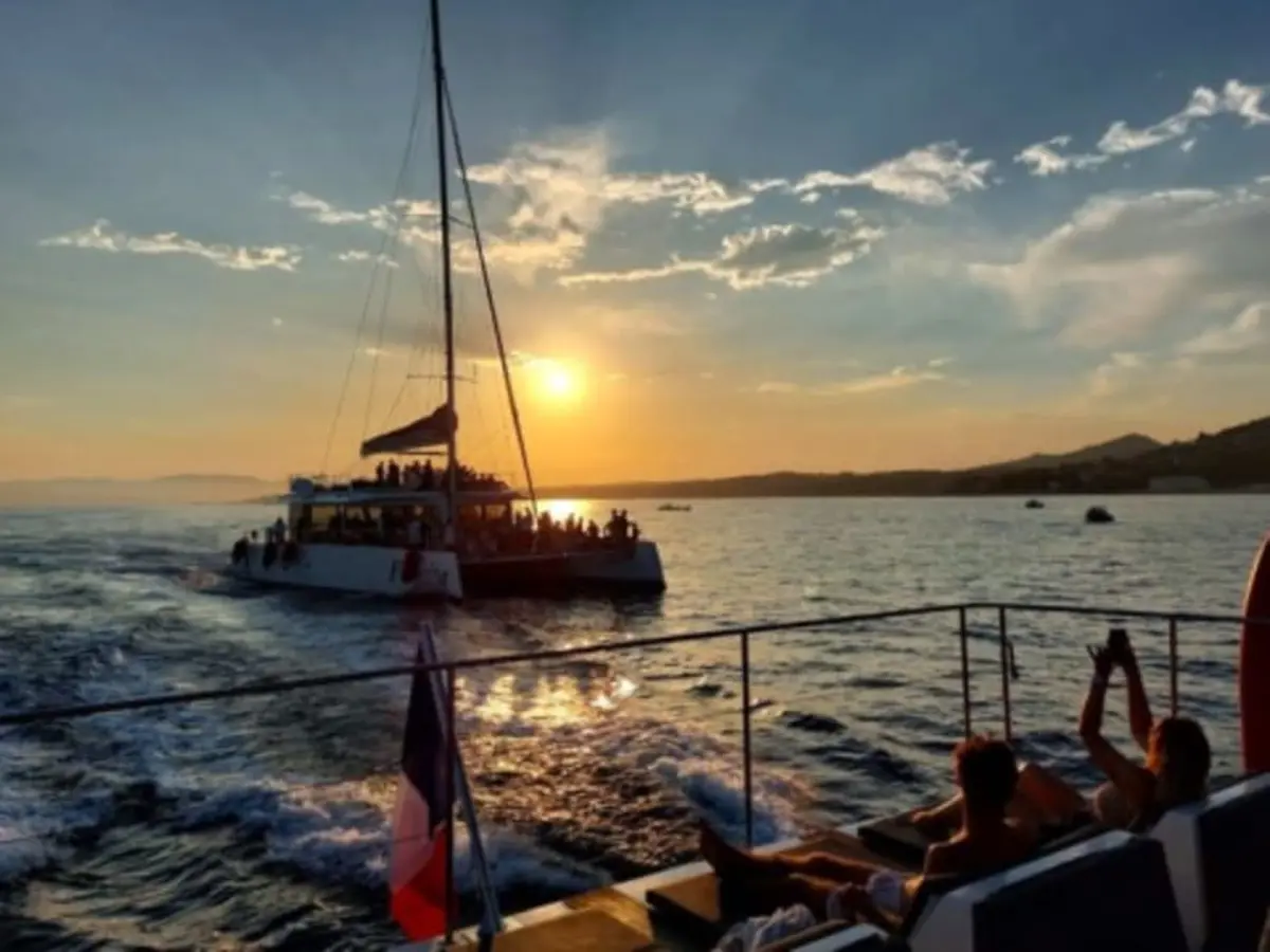 Croisière en mer et coucher de soleil à Marseille (13)