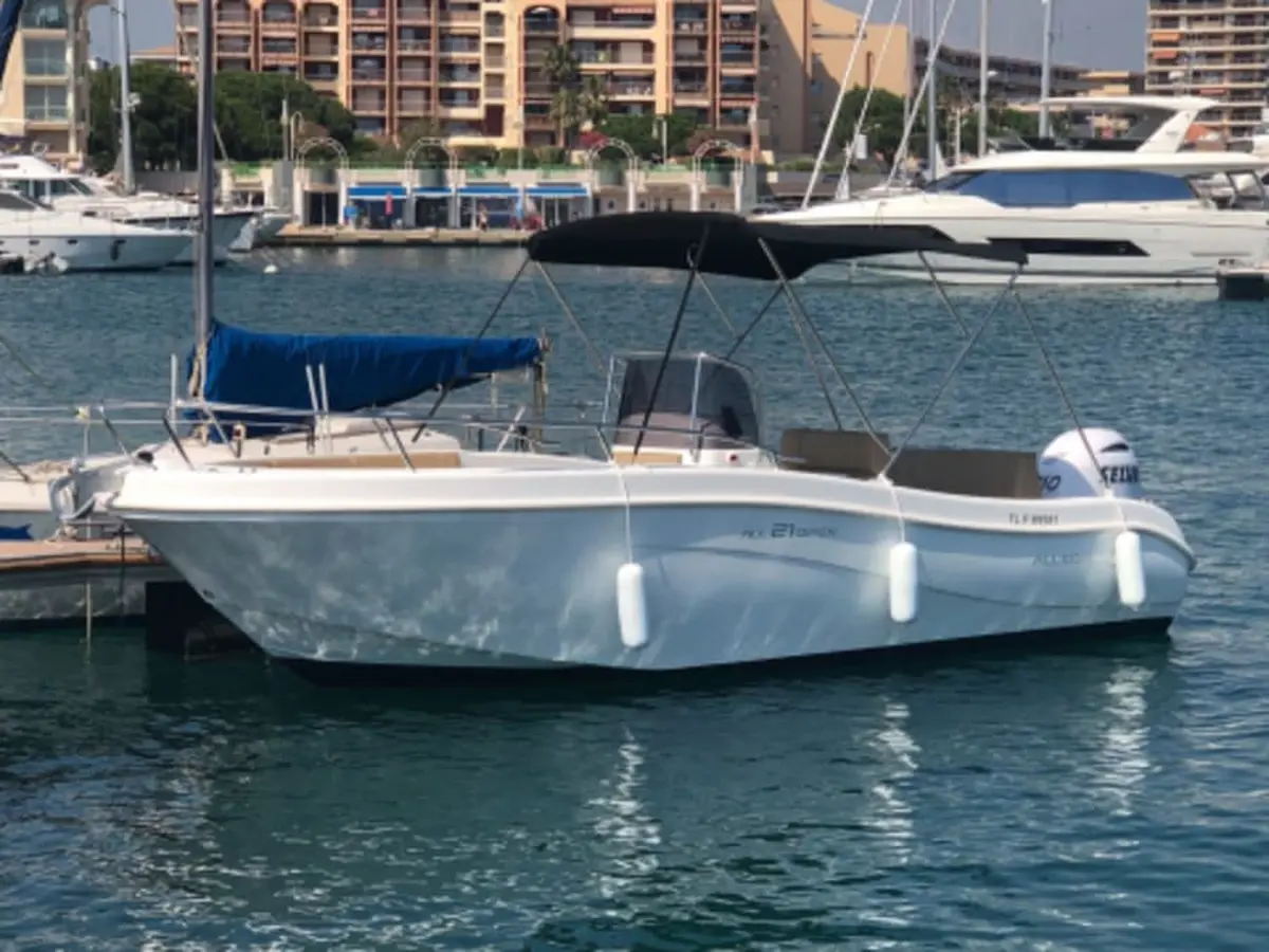 Croisi&egrave;re Les calanques de l'Est&eacute;rel avec skipper (83)